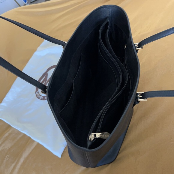 Michael Kors Jet Set Travel Tote in black. - Picture 3 of 6